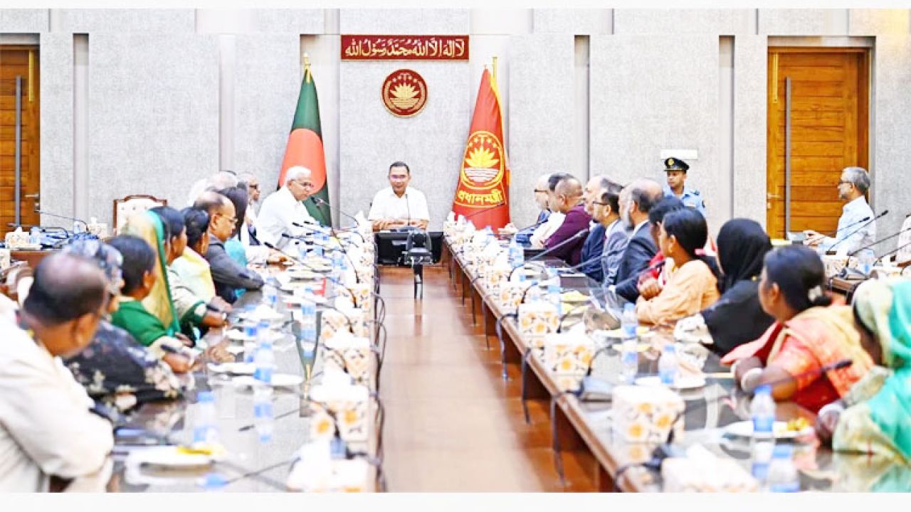 সমাজের সবাই এগিয়ে এলে অনেক বড় সমস্যার সমাধান করা সম্ভব : প্রধানমন্ত্রী