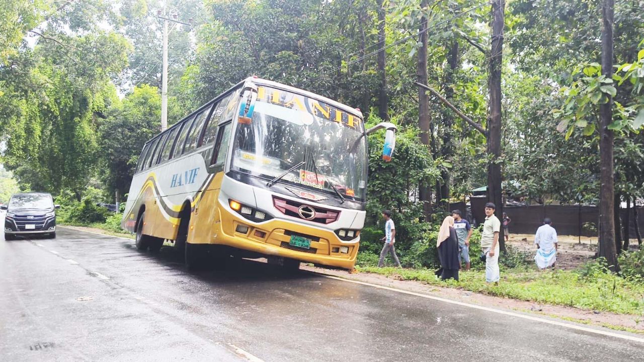 চকরিয়ায় নিয়ন্ত্রণ হারিয়ে রাস্তার পাশে ছিটকে পড়ল হানিফ পরিবহনের বাস