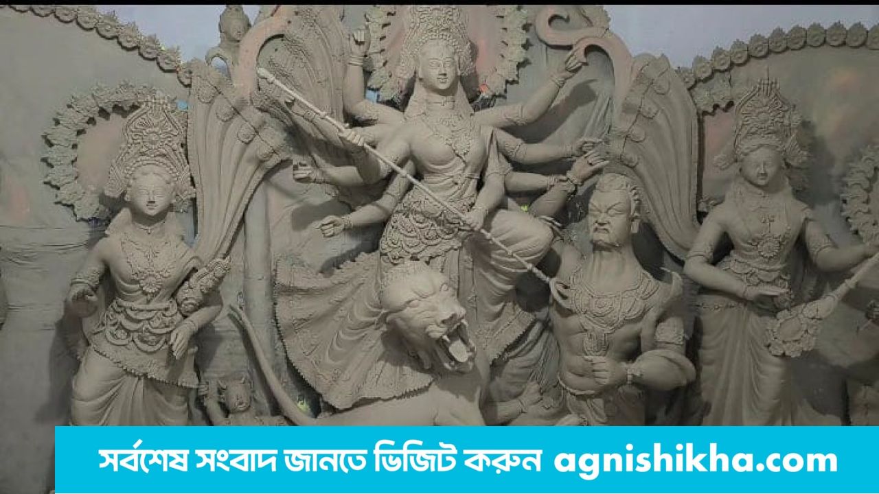 বাগেরহাটে ৩৫ মণ্ডপে প্রতিমা তৈরিতে ব্যস্ত মৃৎশিল্পীরা