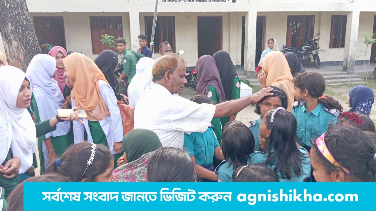 অশ্রুসিক্ত বিদায় নিলেন শিক্ষক খায়রুল আলম প্রামাণিক